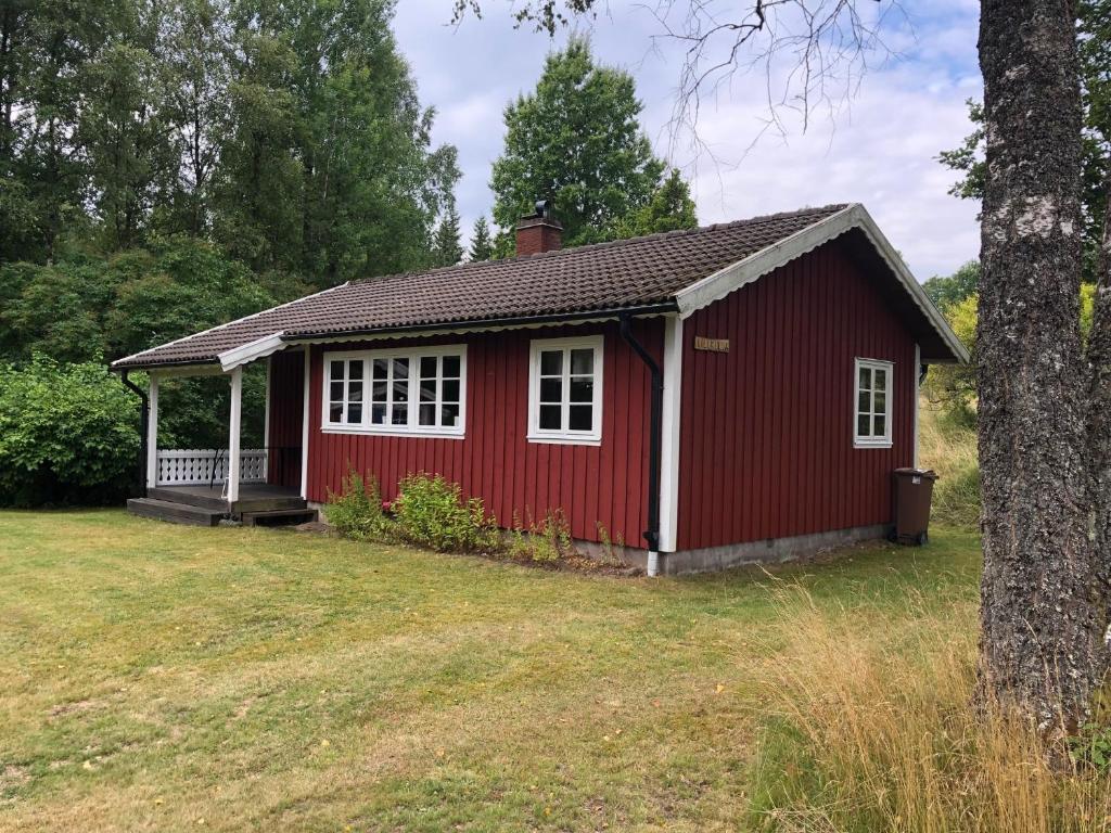 SävekullaSävekulla 208 "Lillekulla"的院子里有白色窗户的红色房子