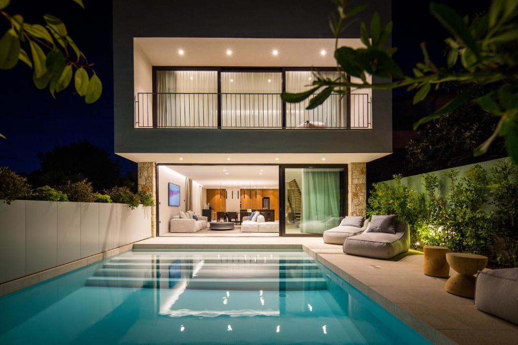罗维尼Villa Z6的一座晚上设有游泳池的房子
