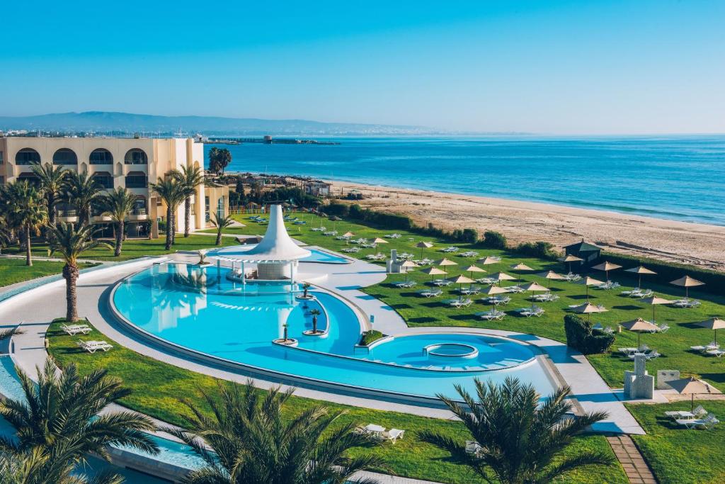 哈马马特伊波罗之星阿威罗伊酒店的享有度假胜地的空中景致,设有游泳池和海滩