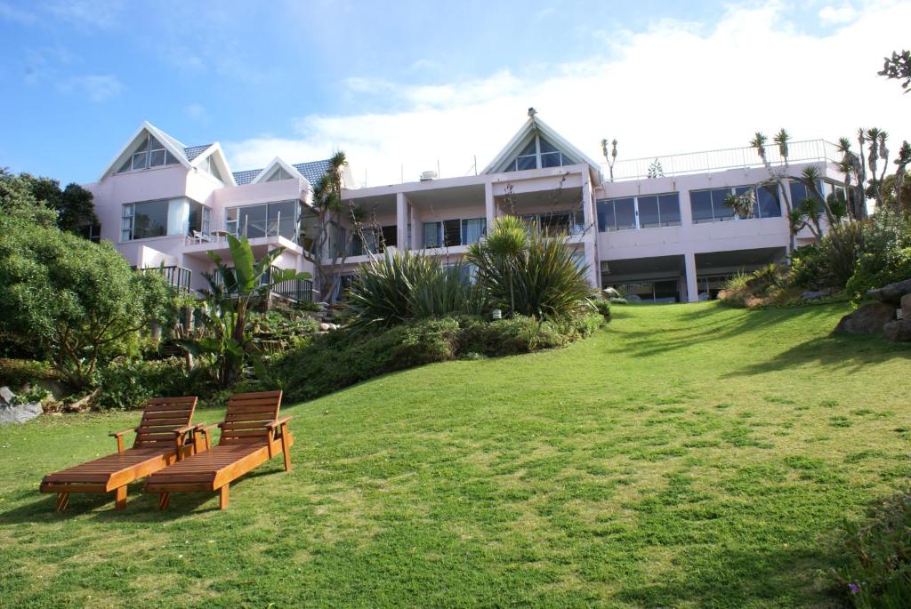 维德尼斯海滩粉红小屋旅馆的两长椅,在一座大建筑前
