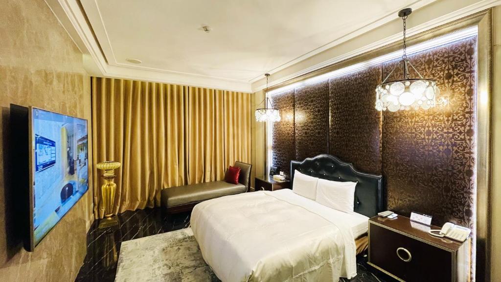 台中市简爱汽车旅馆(山西馆)的配有一张床和一把椅子的酒店客房