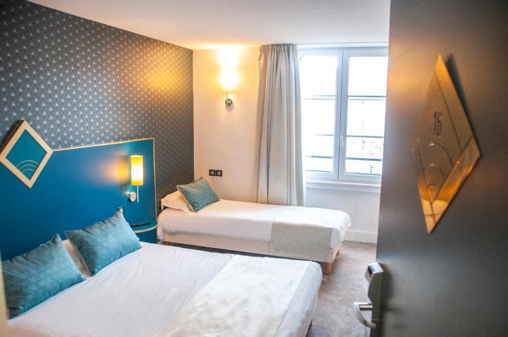 勒布伊The Originals City, Hôtel Bristol, Le Puy-en-Velay的酒店客房设有两张床和窗户。