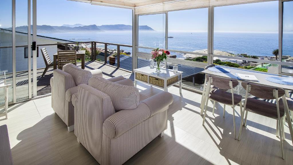 西蒙镇企鹅景旅馆的阳台配有两把椅子和一张桌子,享有海景。