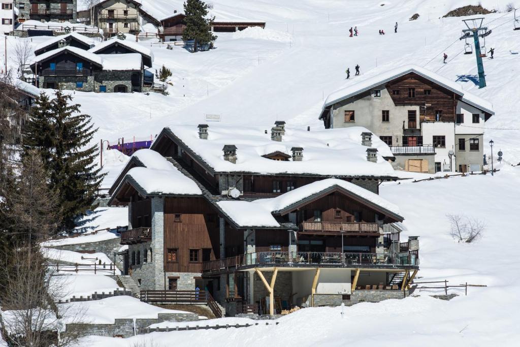 沙穆瓦梅森克莱酒店的雪地滑雪者滑雪的滑雪小屋