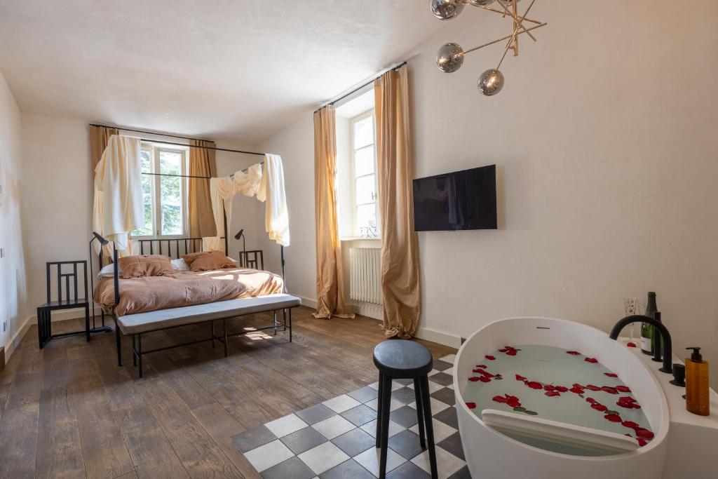 特伦托Villa Sizzo Relais B&B的卧室配有1张床、1张桌子和1把椅子