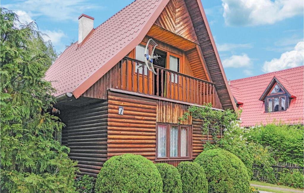 KręskGorgeous Home In Gietrzwald With Kitchen的一间红色屋顶的木屋