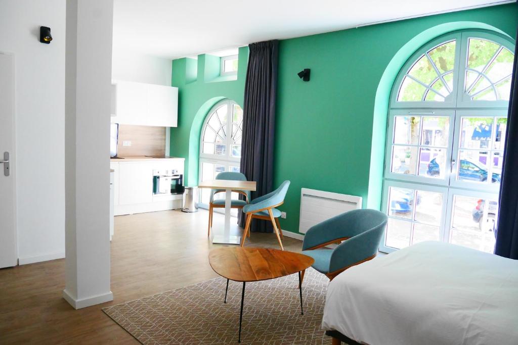 VerdelaisPremière Pierre的一间卧室设有绿色的墙壁和一张床及椅子