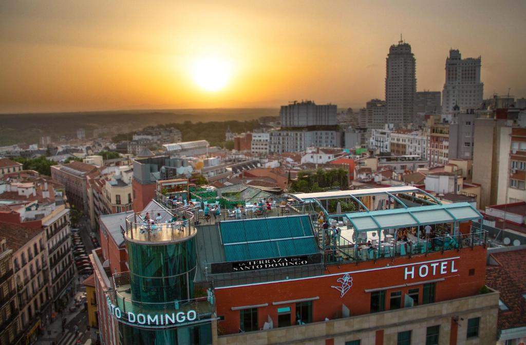 马德里圣多明戈酒店的游艇在建筑顶部,在背后欣赏日落