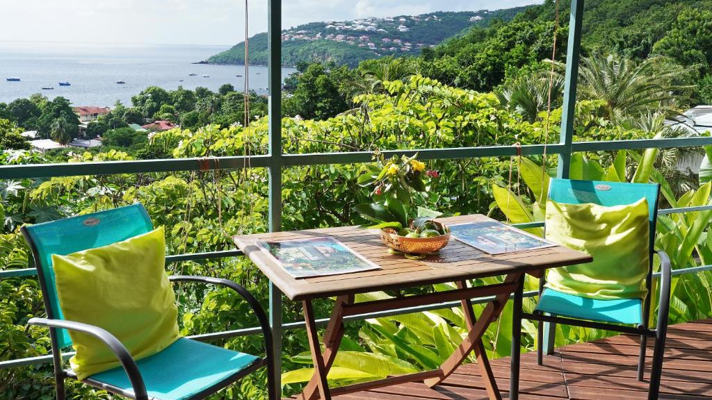 波尔兰特KAZ AMOUR的海景阳台上的桌椅
