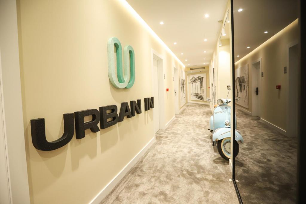 地拉那Urbanin Apartment & Hotel的停在大楼的走廊上,有一辆蓝色的摩托车