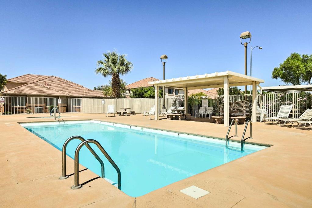 梅斯基特Mesquite Desert Retreat Near Golf and Casinos!的一个带凉亭的大型游泳池