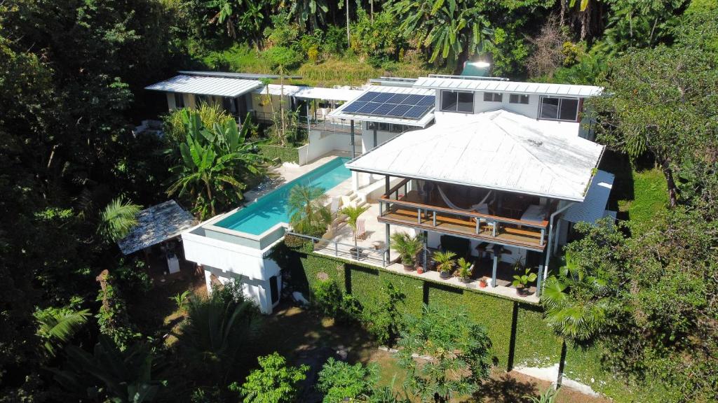 蒙特苏马Jungle Villa copa de árbol, oceanview, infinity的享有带游泳池的别墅的顶部景致