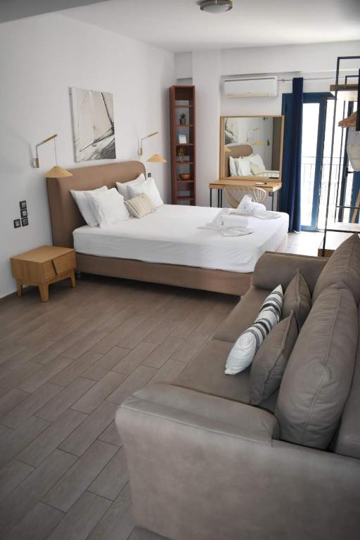 帕尔加Christina Studios & Apartments的客厅配有床和沙发