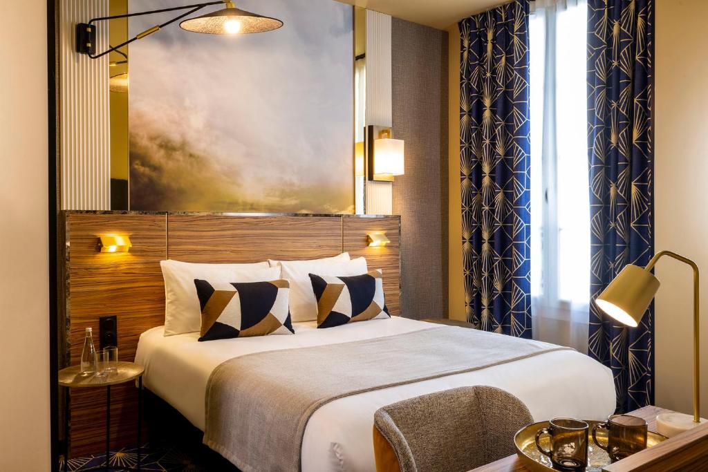 巴黎Hotel Le Rocroy的酒店客房带一张大床和一把椅子