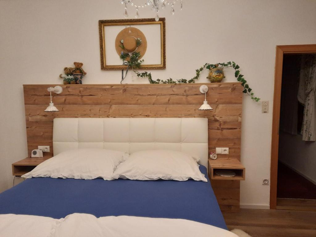 DamtschachChalet Damtschach的一间卧室配有一张带木制床头板的床