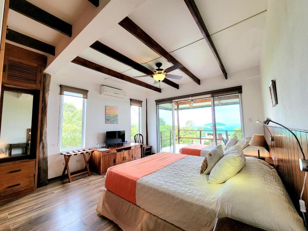 阿约拉港塞米拉维尔德精品酒店的一间卧室设有一张床、一台电视和窗户。