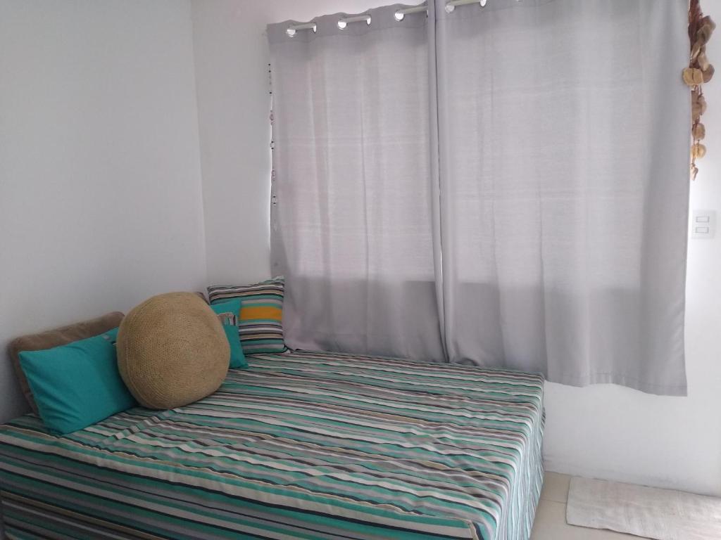 帕苏迪托雷斯Solar Bella Torres的窗户客房内的一张床位