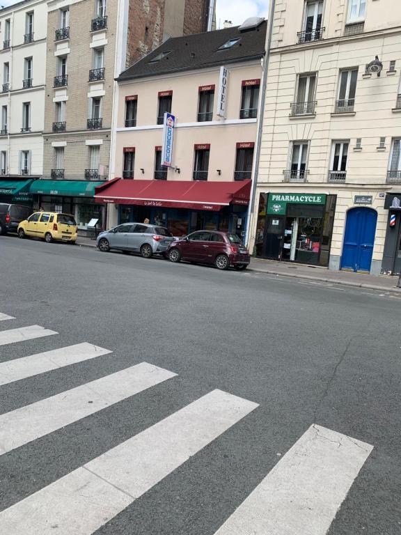 巴黎达芬奇II酒店的一条空荡荡的城市街道,汽车停在大楼前