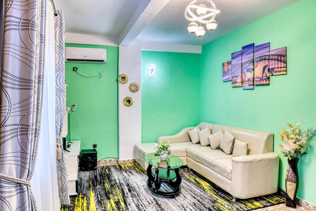 杜阿拉Beautiful- 1 Bedroom Apartment - Parking on site的带沙发和绿色墙壁的客厅