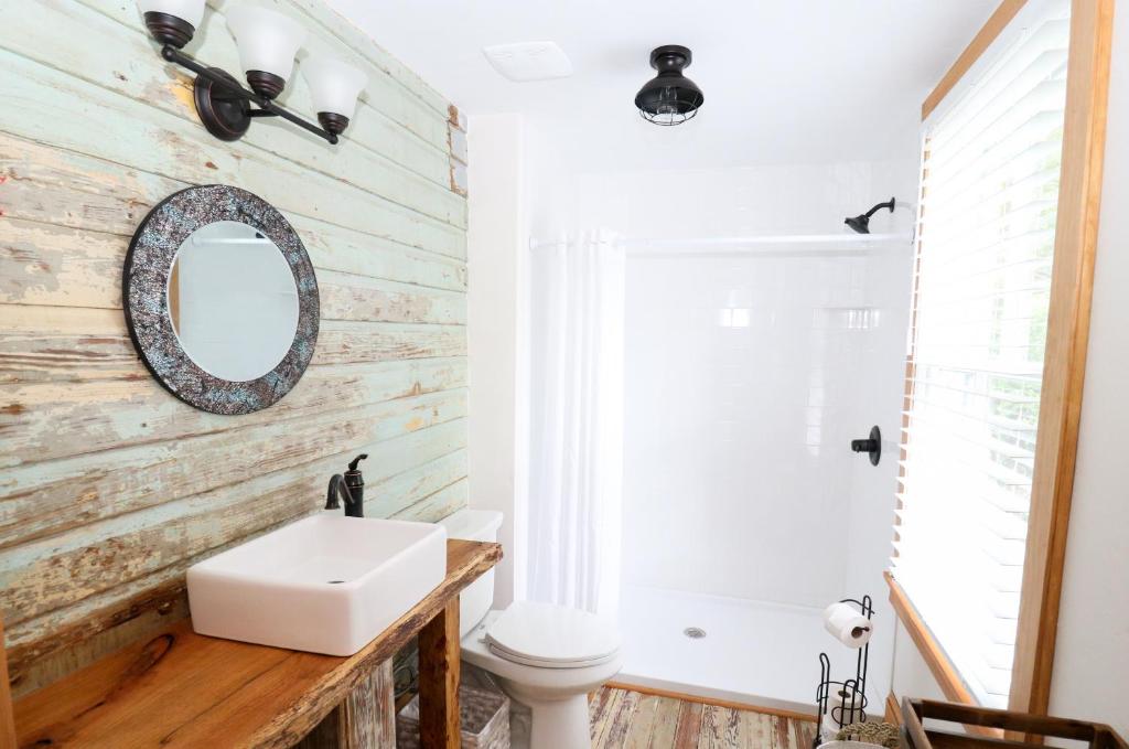 盖恩斯维尔Sweetwater Branch Inn的浴室设有白色水槽和镜子