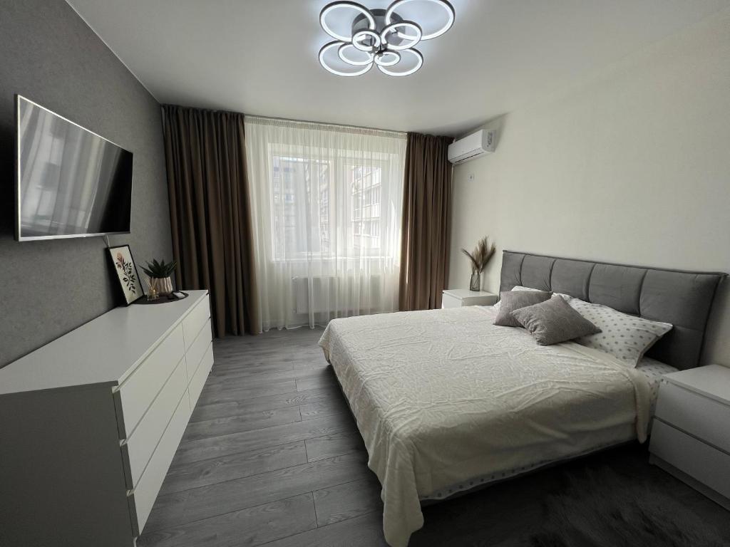 文尼察Квартира люкс на Подолье的一间卧室配有一张床和吊扇