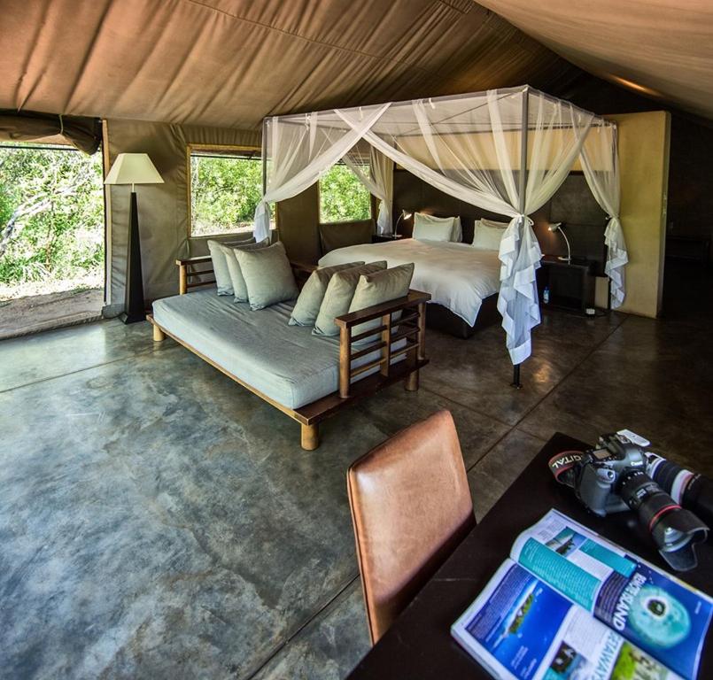 Honeyguide Tented Safari Camp - Khoka Moya的休息区