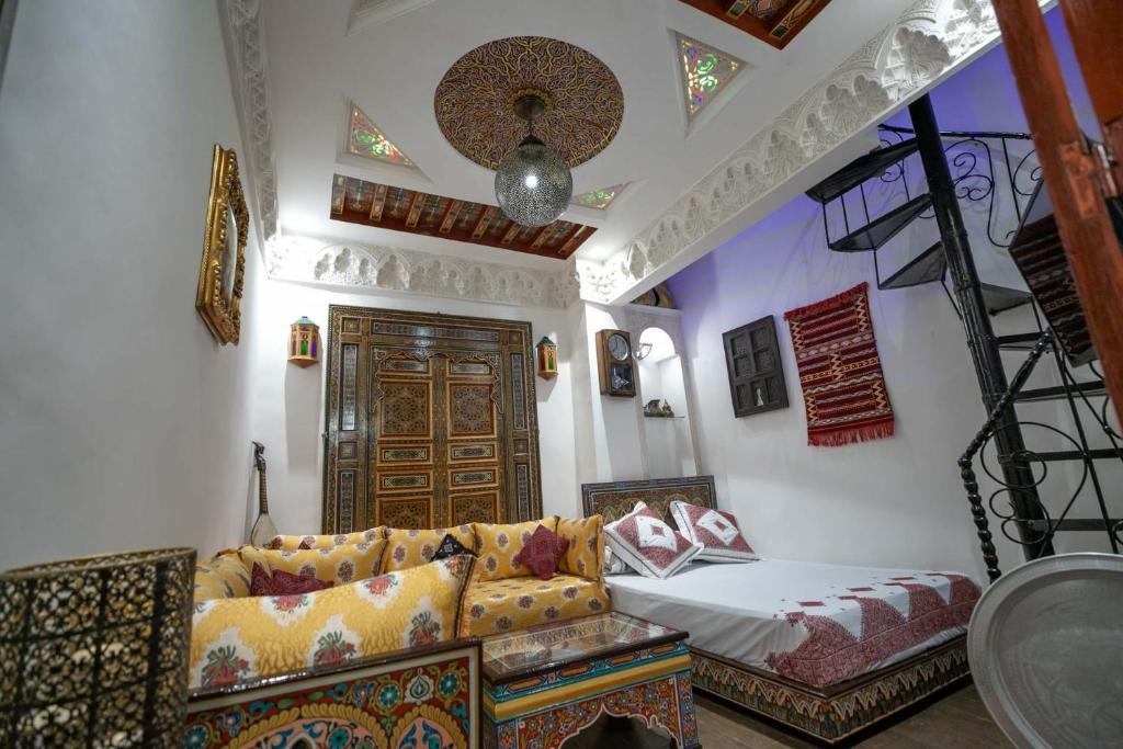 非斯Dar Dahab的客厅配有沙发和1张床