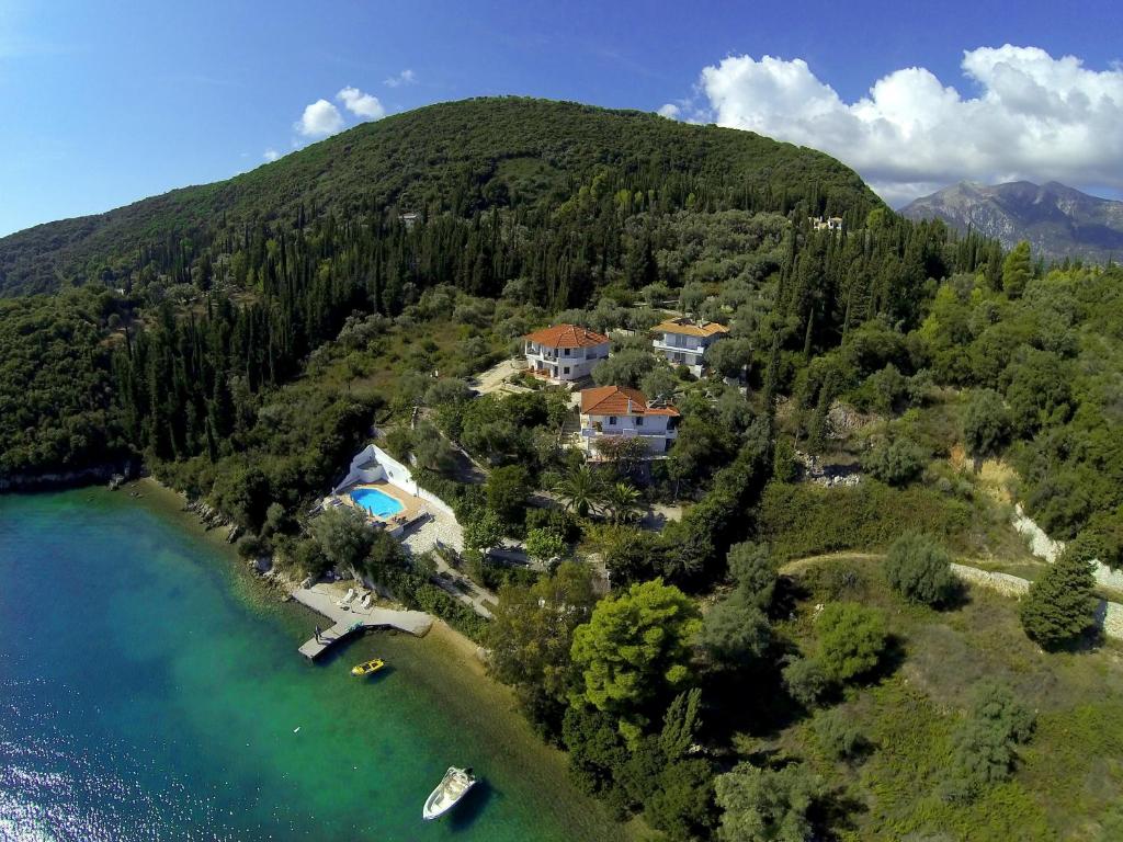 耶尼翁Korakias SeaView的水边山丘上房屋的空中景观