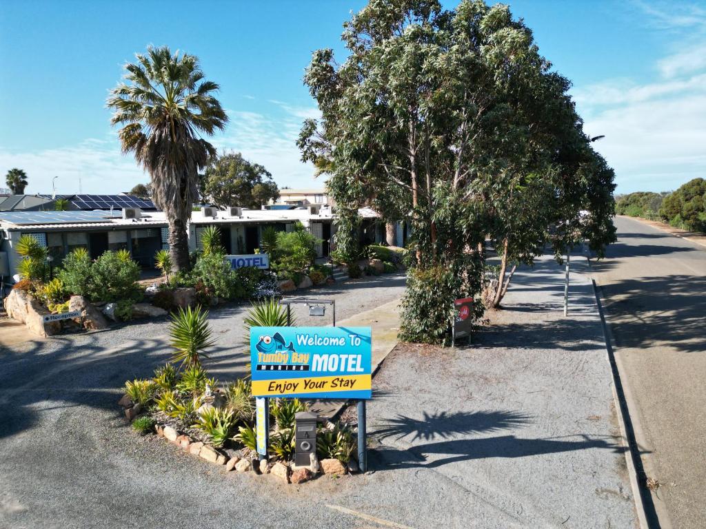 Tumby BayTumby Bay Motel的街道中央的汽车旅馆标志