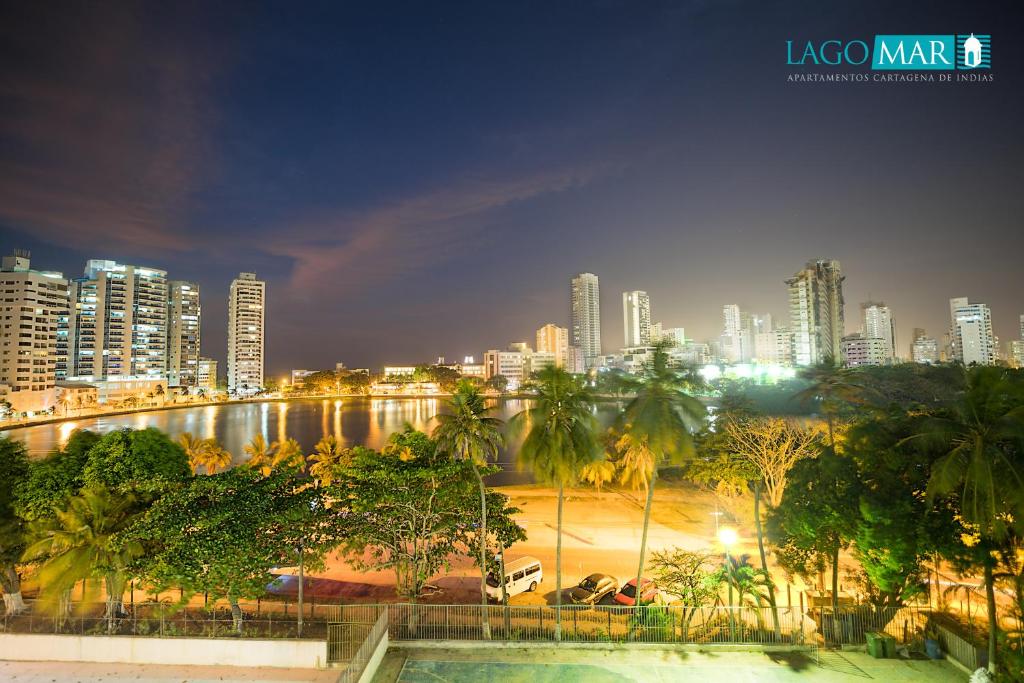 卡塔赫纳Lagos y Mar Apartamentos Cartagena的享有城市天际线的美景。