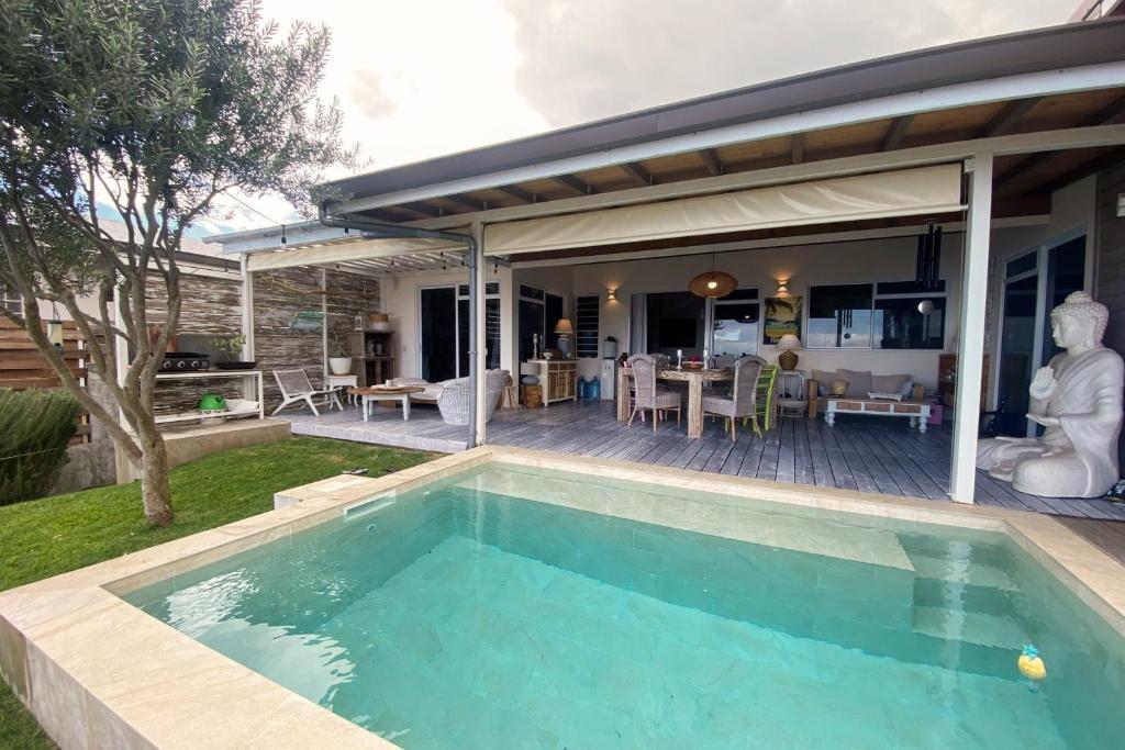 普纳奥亚Villa WABISABI cosy home的一座房子后院的游泳池