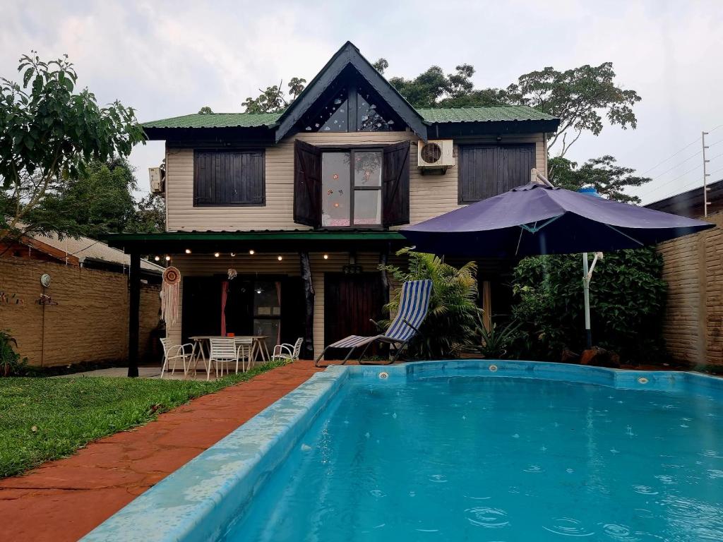伊瓜苏港La Morada del Sol的房屋前有游泳池的房子