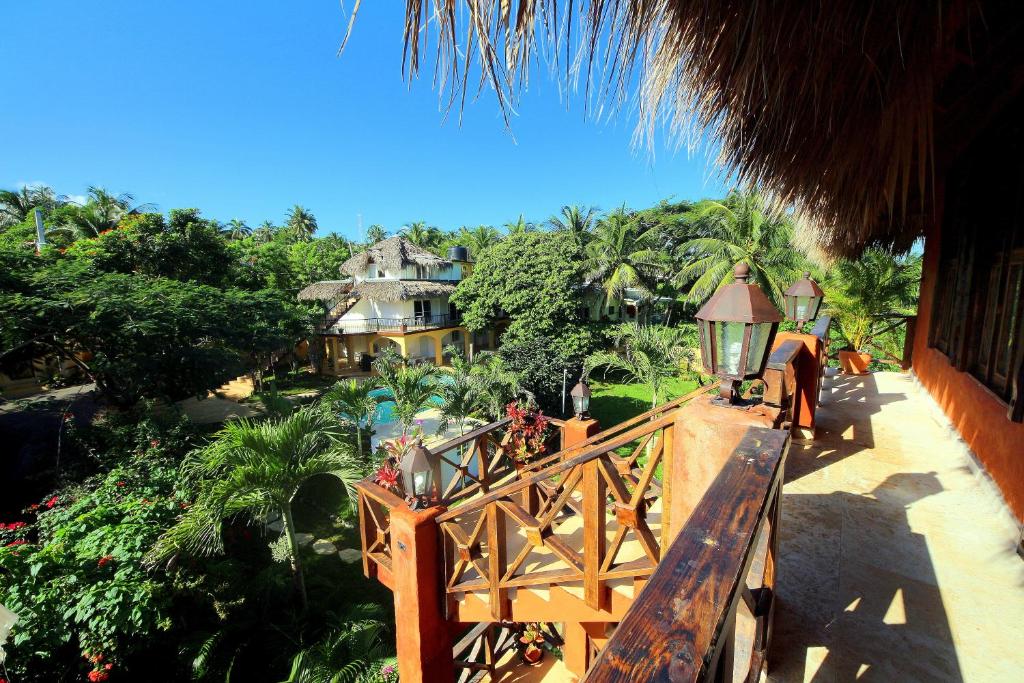 喀巴里特Surfbreak B&B的享有带长凳和树木的度假村的顶部景致