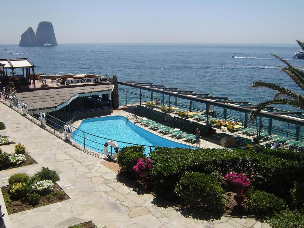 卡普里迪娃拉合族歌德尔马热酒店的一座背景海洋的游泳池