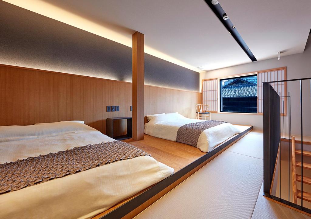 名古屋HOTEL和紡的一间卧室设有两张床和大窗户