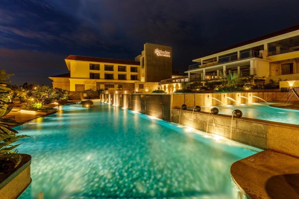 班加罗尔Nambiar Club Bellezea的和酒店一起在晚上使用游泳池