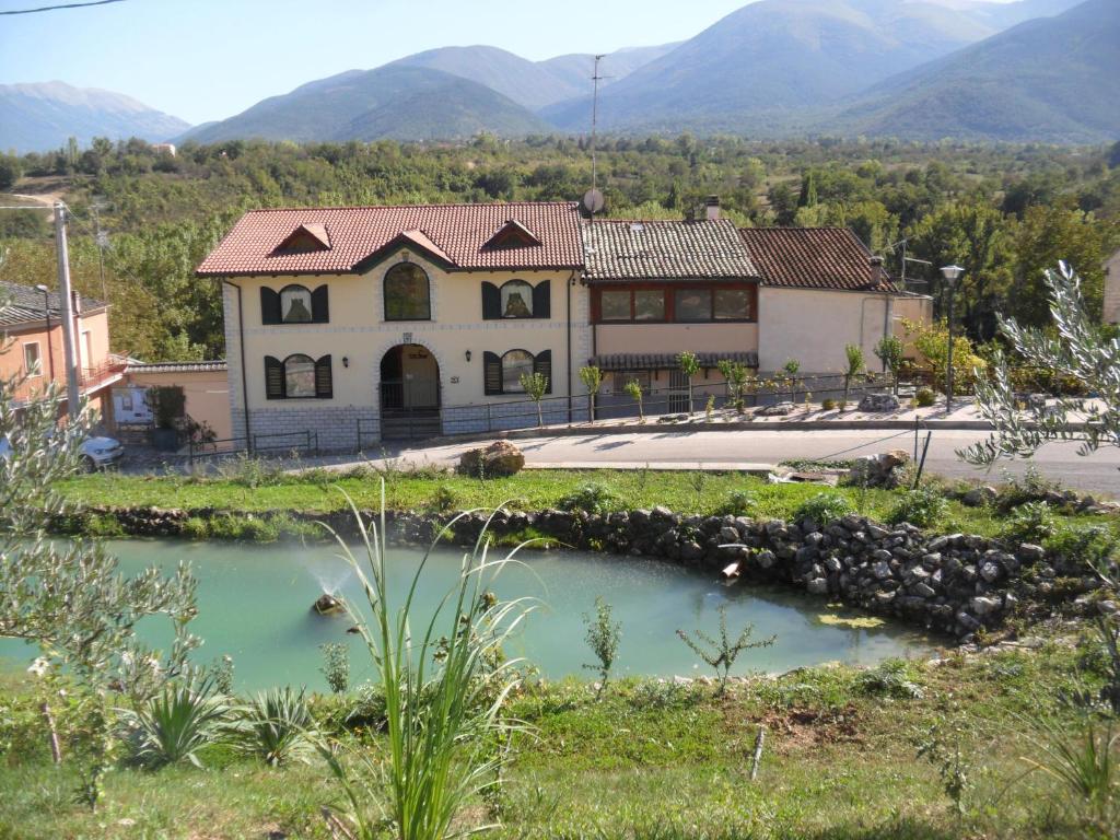 苏尔莫纳Giamia Villas的前面有池塘的房子