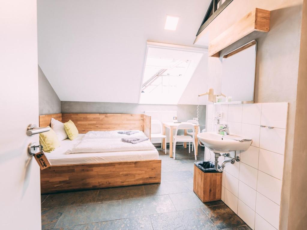 拉芬斯堡古特胡格尔青年农家乐的卧室配有床和盥洗盆