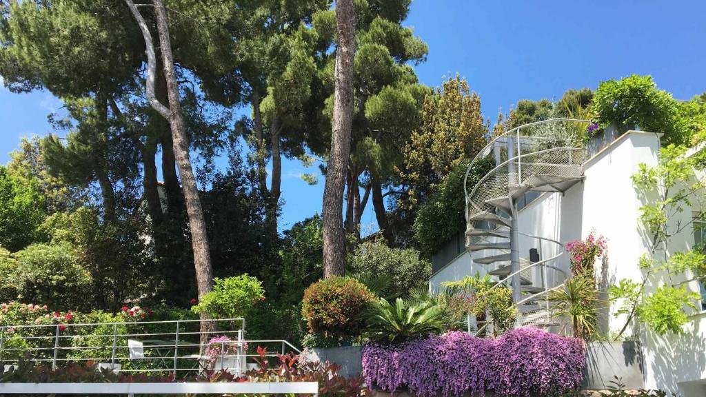 努马纳Villa Ulisse - Suites - Luxury B&B的一座花树丛建筑