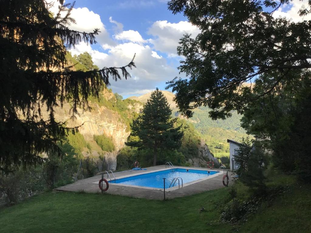 伊斯卡日拉Paso del Onso的山中的一个游泳池