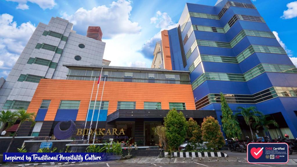 泗水Hotel Bisanta Bidakara Tunjungan的一座高楼城市的建筑