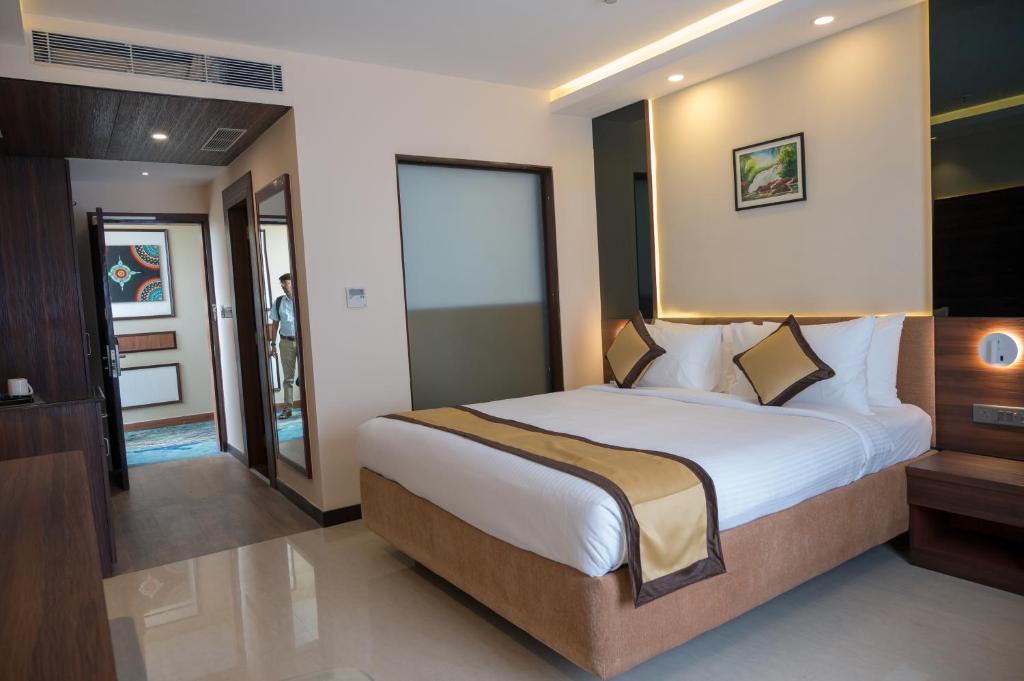 BaharampurGolden Retreat的一间卧室,卧室内配有一张大床