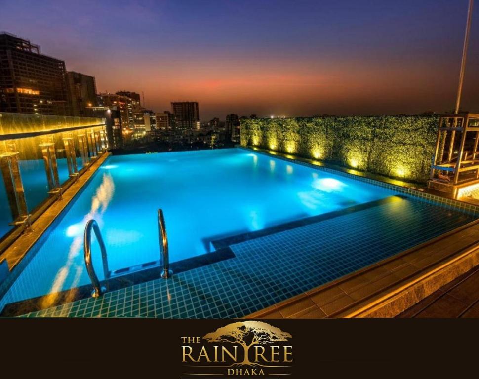 达卡The Raintree Dhaka - A Luxury collection Hotel的一座大型游泳池,位于一座建筑的顶部