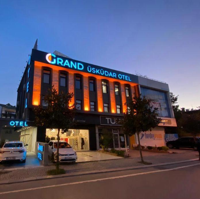 伊斯坦布尔GRAND ÜSKÜDAR OTEL的一个宏伟的澳洲办公室,前面有汽车停放