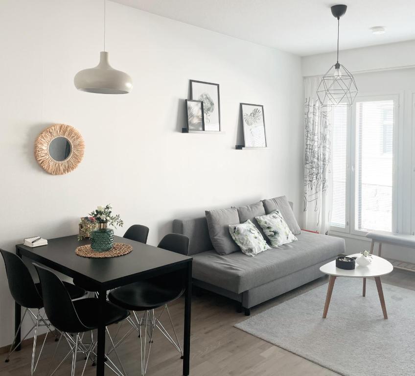 库奥皮奥Modern 1 bedroom apartment in Central Kuopio的客厅配有沙发和桌子