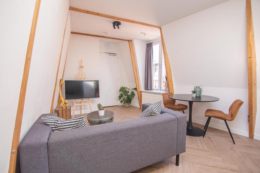 吕伐登Appartement in binnenstad/centrum van Leeuwarden的客厅配有沙发和桌子