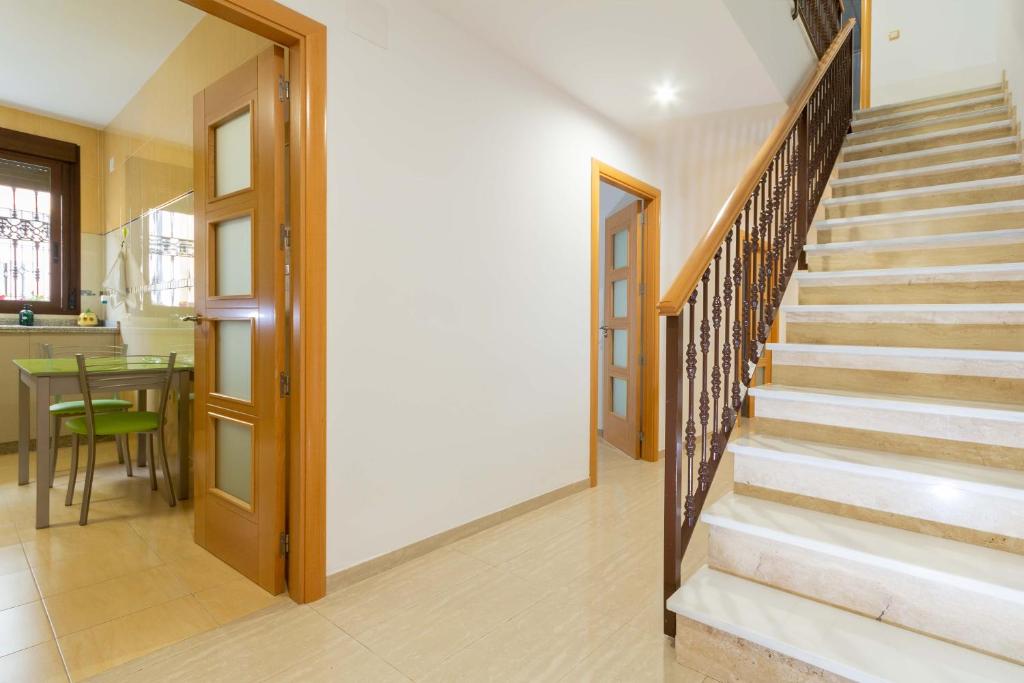 鲁特Villa Viana的走廊设有楼梯,通往用餐室