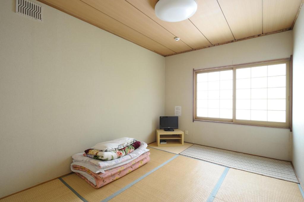 札幌札幌纳达酒店的一间空房间,配有床和电视