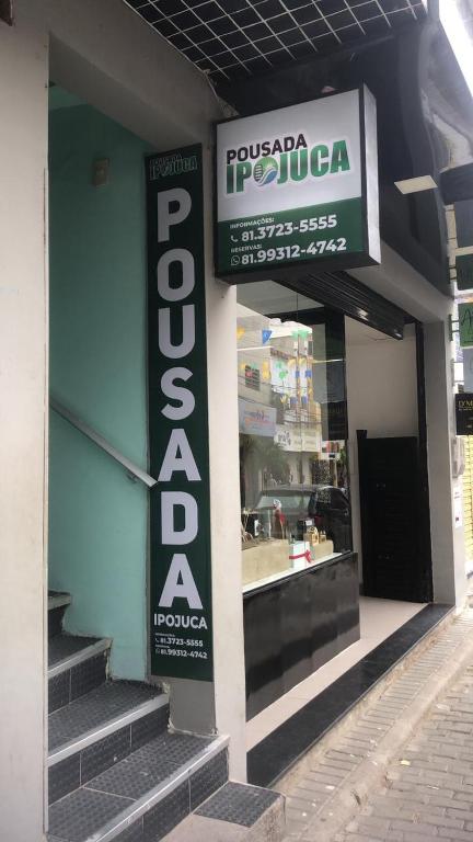 卡鲁阿鲁Pousada Ipojuca的建筑物一侧有标志的商店