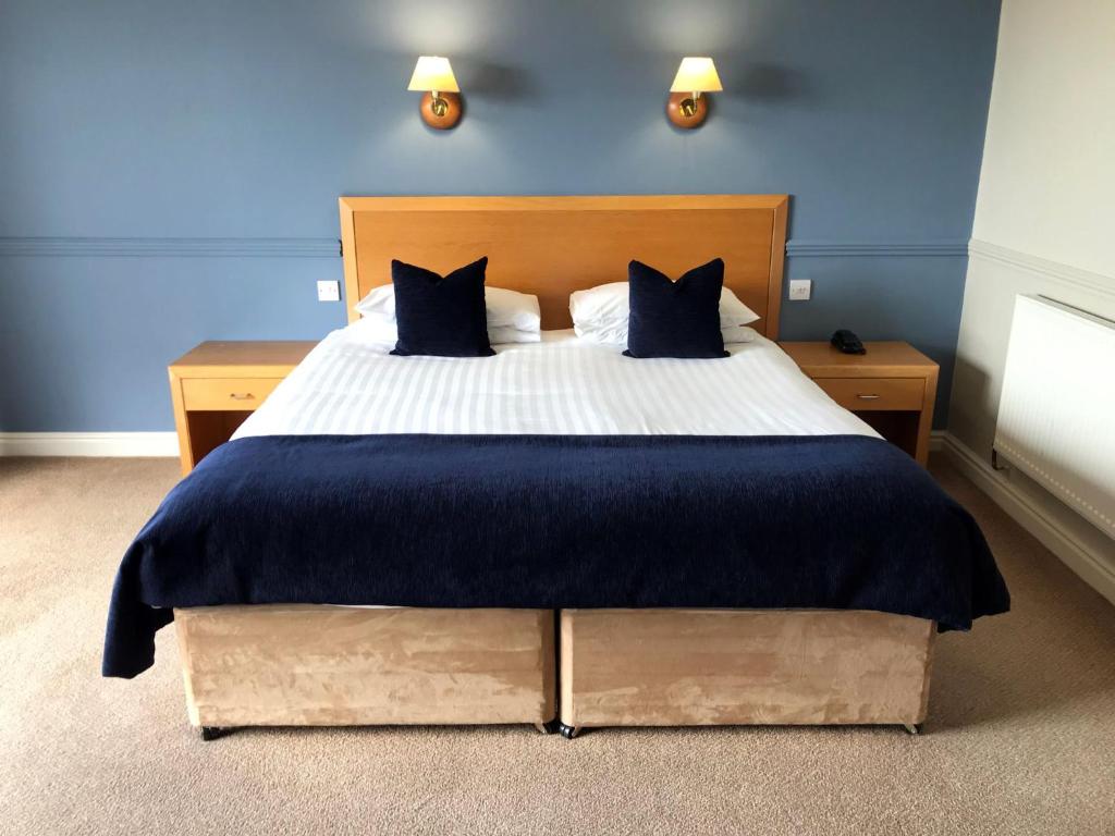 莱瑟姆-圣安妮达尔蒙尼酒店的一间卧室配有一张带蓝色墙壁的大床